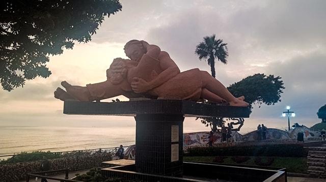 Estátua O Beijo, no Parque del Amor