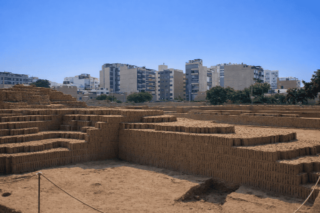 Sítio Arqueológico Pucllana - passado e presente lado a lado