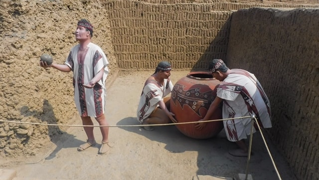 Sítio Arqueológico Pucllana - representaçao da fabricação de tijolos