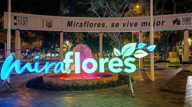 Letreiro de MIraflores, iluminado durante a noite