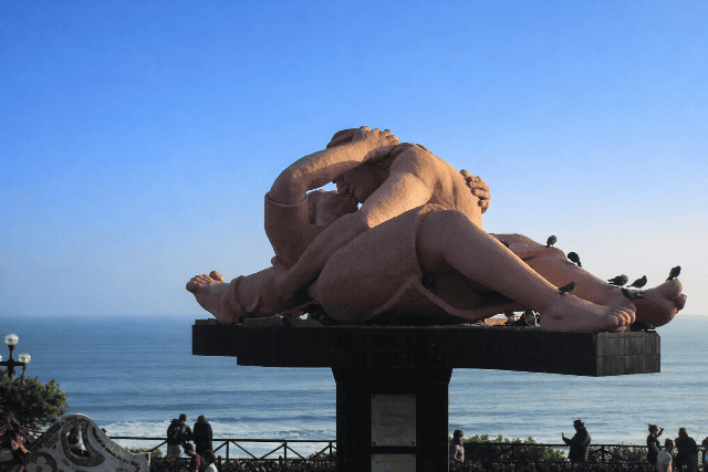 Estátua O Beijo, agora com ilumincação melhor