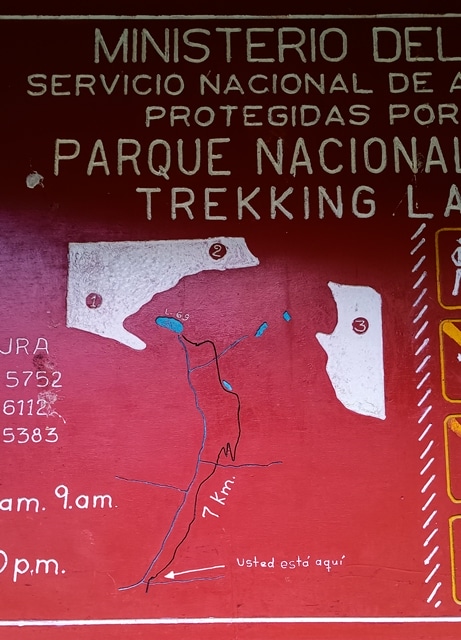 Placa com indicativo da trilha
