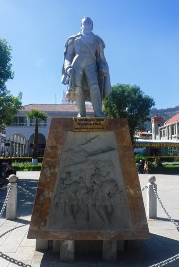 Lorenzo Luzuriaga, professor espanhol que dá nome à principal avenida de Huaraz
