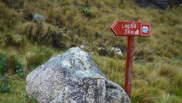 Placa indicativa da trilha para a Laguna 69