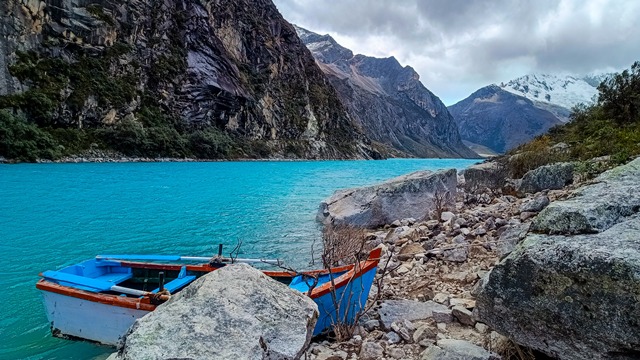 Laguna Paron. É possível navegar em barcos ou caiaques