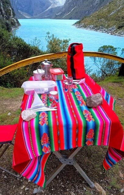 Mesa do almoço na margem da Laguna Paron