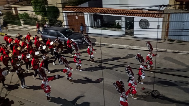 E também a visão da rua, com os desfiles ocorrendo até tarde