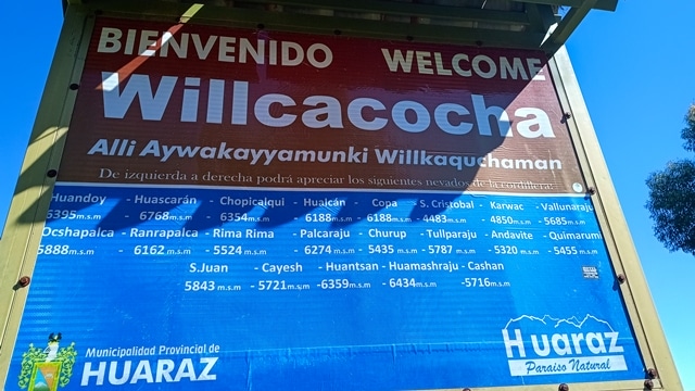 Placa com a indicação dos picos da Cordilheira Branca