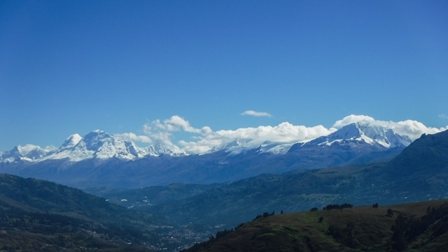 Nevados vistos da Laguna Wilcacocha, em Huaraz