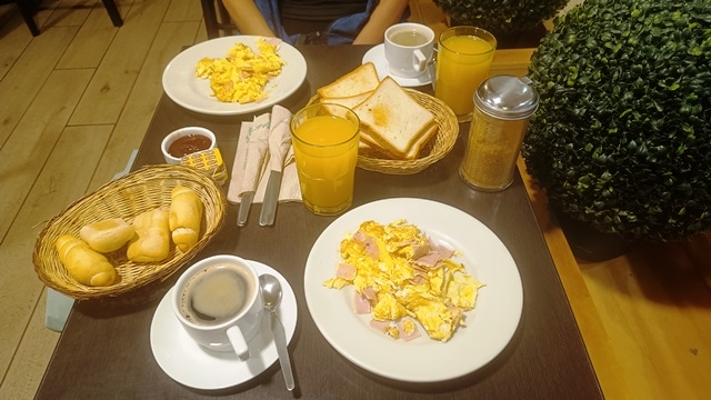 Café da manhã no aeroporto de Lima