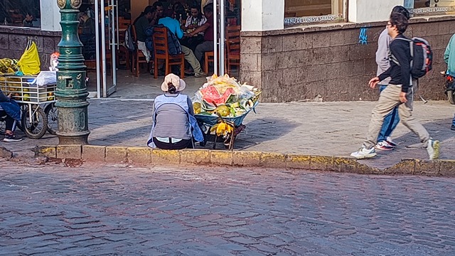 Bastante comum pessoas vendendo frutas em carrinho de mão