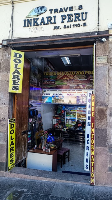 Agência em Cusco, onde contratamos o passeio pelo Vale Sagrado
